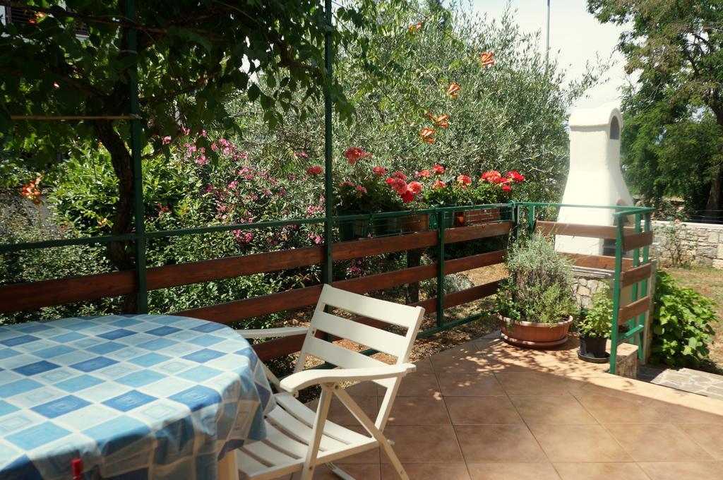 פורץ Studio And Apartment Nadia With Garden חדר תמונה