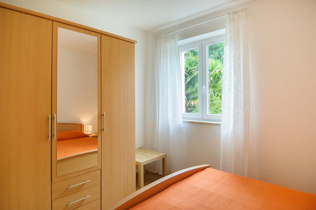 פורץ Studio And Apartment Nadia With Garden מראה חיצוני תמונה