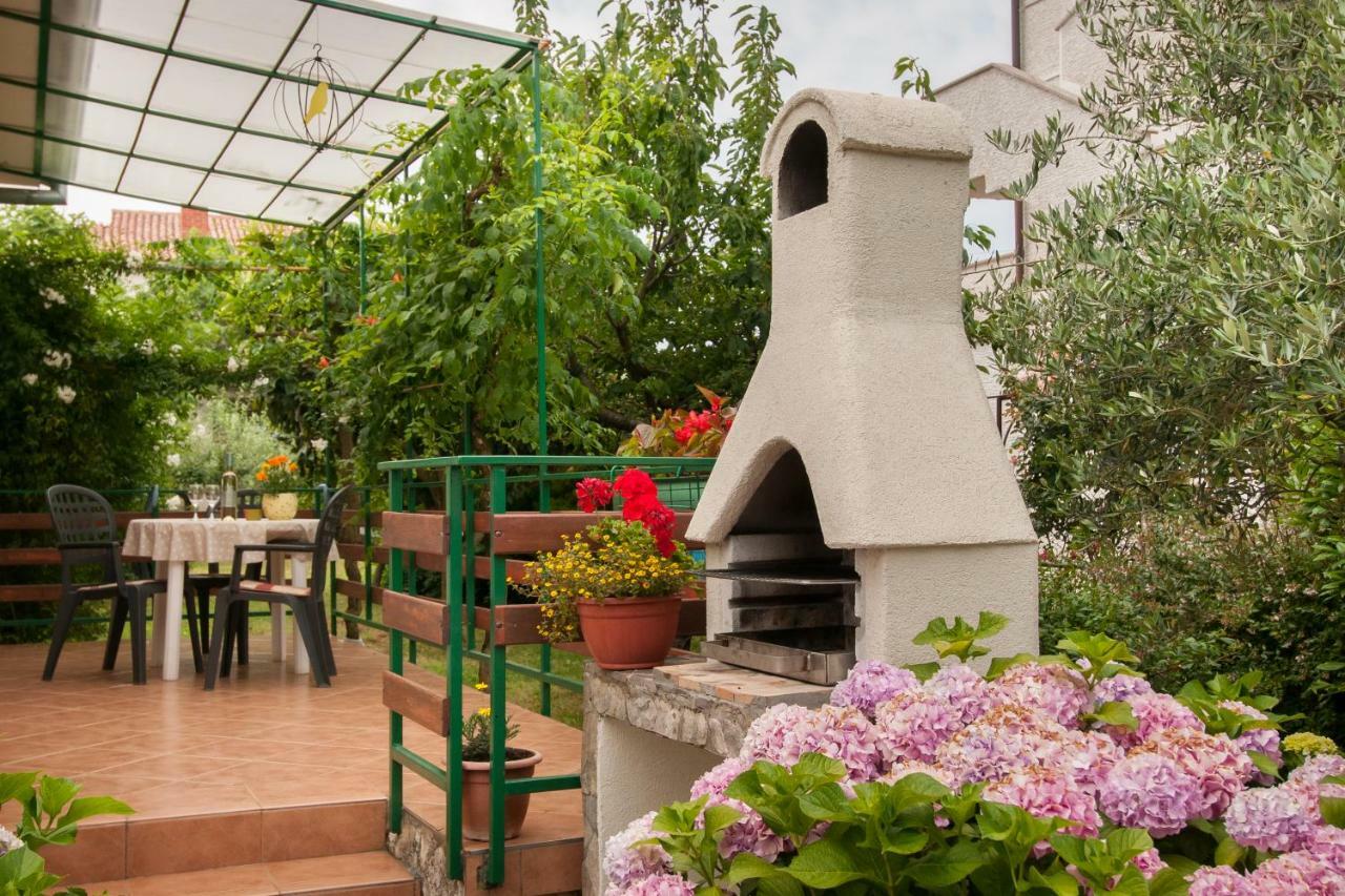 פורץ Studio And Apartment Nadia With Garden מראה חיצוני תמונה